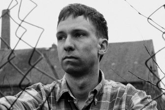 Betterov im Interview: „Die DDR-Hymne ist die schönere Hymne“ - Am Rand des Lochs ist immer noch ein Zaun: Betterov.