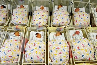 Betty-Juna, Feride und Hosea: Das sind die kreativsten Vornamen im Erzgebirge - Babys liegen zusammen auf einer Neugeborenenstation im Krankenhaus: Bei der Namenswahl für den Nachwuchs lassen sich Erzgebirger einiges einfallen, wie eine neue Statistik zeigt.