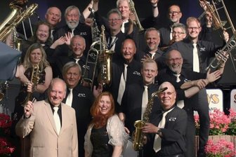 Bevor das Publikum sagt: Macht Schluss! - Das vorerst letzte offizielle Foto vom Auftritt der SWS Bigband am 18. Juni im Garten des Stadttheaters Glauchau. 