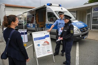 Bevor Diebe kommen: Siedlerverein Auerswalde holt sich Hilfe - Hauptkommissar Uwe Nerger und Polizeihauptmeisterin Kathy Seyferth waren zur Beratung 2022 bereits in Lichtenau.
