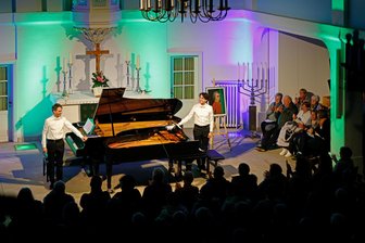 Bevor Mozart in Lichtenstein Flügel verleihen konnte, mussten Flügel geliehen werden - Markus (li.) und Pascal Kaufmann sorgten mit ihrem Tastenfeuerwerk dreimal für eine volle Lutherkirche.