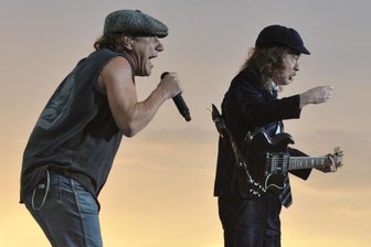 Bevor Sie Karten für AC/DC in Dresden kaufen: Spielt die Band zur elften Sachsen-Show etwa wieder dieselben Songs? - Frontsänger Brian Johnson und Leadgitarrist Angus Young von AC/DC im Dresdner Abendrot.