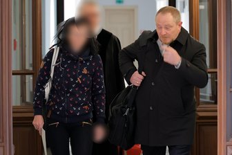 Bewährungsstrafe im Prozess um tödlichen Unfall am Freiberger Tierheim - Staatsanwaltschaft prüft Revision - Die 40-jährige Unfallfahrerin war am Dienstag in Begleitung ihres Anwalts Reinhard Röthig (rechts) zur Berufungsverhandlung im Landgericht Chemnitz erschienen.