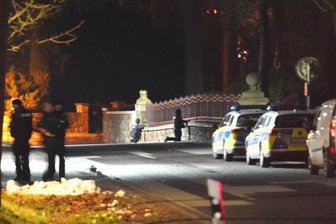 Bewaffnete Einbrecher in Taubenheim/Spree? SEK rückt an, ein Schwerverletzter - Polizisten am Montagabend in Taubenheim/Spree.