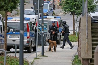 Bewaffneter Mann taucht unter - verzweifelte Mutter: "Komm zurück" - Die Moritzstraße in Limbach war am Dienstagabend fest in der Hand von Polizisten. Mit Hunden suchten sie nach dem bewaffneten Mann. Er wurde im Postgebäude vermutet, zu dessen Eingang die Treppe (rechts) führt. Doch nach einer Durchsuchung stand fest: Die Annahme war falsch.