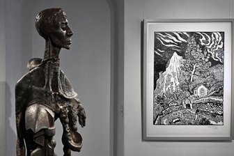 Bewegende Ausstellung in Hennersdorf mit Arbeiten von Otto Pankok und Erik Neukirchner - Grafiken von Otto Pankok korrespondieren in der Ausstellung in der Alten Schule Hennersdorf mit aktuellen Skulpturen von Erik Neukirchner wie „O Deutschland, bleiche Mutter“.