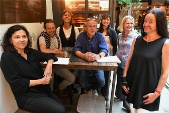 Bewegender Abschied beim Lyriksalon - Der Lyriksalon in der Stadtwirtschaft Freiberg mit Schauspieldirektorin Annett Wöhlert, Martin Ennulat, Susanna Voß, Ralph Sählbrandt, Anna Bittner und Franka Anne Kahl vom Schauspielensemble sowie Heike Wenige vom Taschenbuchladen (v.l.)
