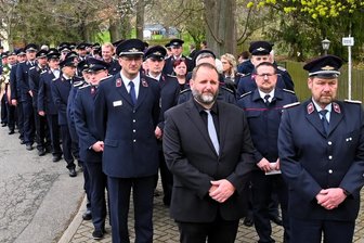 Bewegender Abschied: Letzter Gruß der Feuerwehren in Milkau für Jens Neubert - Mehr als 150 Feuerwehrleute kamen am Montag zur Beerdigung, vorn Bürgermeister Peter Ahnert.