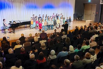 Bewegender Abschied von „Tommy“: Brechend voller Saal beim Gedenkkonzert im Zwickauer Konservatorium - Auftritt des Kleinen Kinderchors beim Gedenkkonzert im Robert-Schumann-Konservatorium.