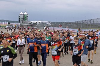 Bewegender Auftakt beim Moto-GP am Sachsenring: 550 Läufer, 40.000 Euro und ein Gänsehaut-Moment - Mit 550 Läufern gab es beim Spendenlauf auf dem Sachsenring einen Teilnehmerrekord. Traditionell wird mit dem Lauf eine soziale Einrichtung unterstützt. In diesem Jahr kommt das Geld dem Transplantationszentrum des Universitätsklinikums Leipzig zugute.