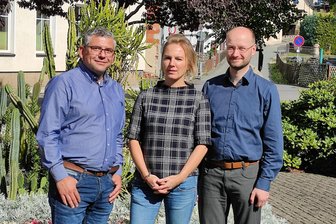 Bewegender Moment: Bürgermeister aus dem Erzgebirge den Tränen nah - Sandra Bach mit Nachfolger Mathias Müller (r.) und Bürgermeister Thomas Mauersberger.