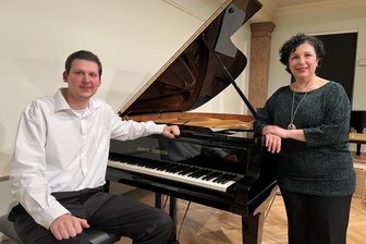 Bewegender Moment: Ein Jahr nach seinem Tod erklingt Thomas Richters „Aquarell“ im Zwickauer Robert-Schumann-Haus - Pianist Daniel Rietdorf spielte „Aquarell“, daneben seine Lehrerin Sarah Stamboltsyan.