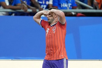 Bewegender WM-Jubel: Weil der Neffe eine Brille trägt - Jubelt nach seinem Führungstreffer: Schottlands John McGinn.