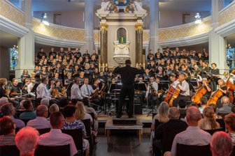 Bewegendes Oratorium für den Frieden bei großem Schülerkonzert in Auerbach - Das Konzert in der Laurentiuskirche war für alle ein großes Ereignis.