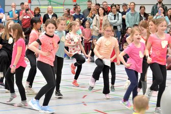 Bewegung hält fit: Das Motto wird an der Körner-Grundschule in Freiberg gelebt - Die Dancing Grains tanzten nach der offiziellen Eröffnung des Bewegungsfestes durch Schulsportkoordinator Felix Lehmann.