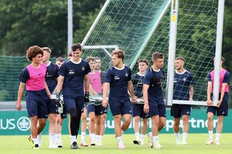 Bewegung im Personalkarussell: Zwei Spieler verlassen den FC Erzgebirge Aue - Louis Lord (Zweiter von links) und Franco Schädlich (rechts) haben den FC Erzgebirge Aue verlassen.