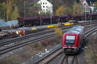 Bewegung um Sachsen-Franken-Magistrale: Vogtländer hoffen auf kürzere Bahnfahrt - Die Sachsen-Franken-Magistrale ist in Bayern - hinter Hof - noch nicht elektrifiziert.
