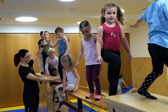 Bewegungsspiele in der Crimmitschauer „Kinderoase“ kommen gut an - Sindy Hahn ist mit Leidenschaft dabei: Die Kinder freuen sich auf die regelmäßigen Sportübungen.