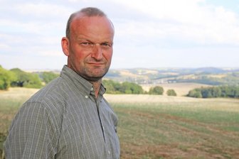 Bewerber setzt auf bürgernahe Verwaltung - Monty Erler am Aussichtspunkt oberhalb von Weigmannsdorf mit Blick auf die Gemeinde Lichtenberg. Deren Bürgermeister möchte der selbstständige Handwerker am 4. September werden. 