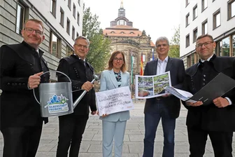 Bewerbung in Dresden übergeben: Mit diesen Ideen will Freiberg die Landesgartenschau 2029 holen - Anja Fiedler (M.) Sven Krüger, Heiko Schwarz (v.l.) und Holger Scheich (r.) übergeben die offizielle Bewerbung um die Landesgartenschau an Jörg Müller von Berneck.
