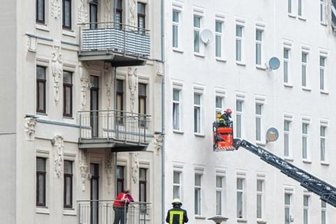 Bewohner aus brennendem Wohnhaus evakuiert - Brand in der Seumestraße 57: Einige der sieben Bewohner werden mittels Drehleiter gerettet. 