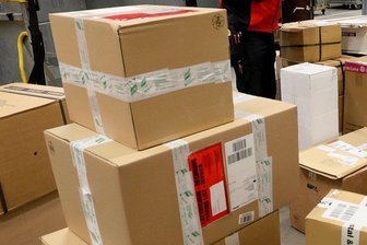 Bewohner im Reichenbacher Hochhaus sauer: Im Foyer stapeln sich die Pakete - Fast wie hier in einer Zustellbasis der Deutschen Post DHL stapeln sich an manchen Tagen Päckchen und Pakete im Foyer des Hochhauses Julius-Mosen-Straße 18 in Reichenbach. 