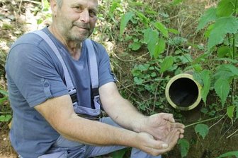 Bewohner klagen über Gestank - Tote Fische in Plauener Teich gefunden - Alt-Chrieschwitz: Der Teich am Friesenbach stinkt. Sigmar Schröter zeigt warum - es fließt kein frisches Wasser mehr hinein.