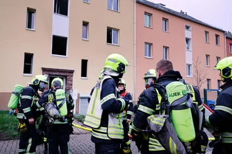 Bewohner mit der Drehleiter evakuiert: Küchenbrand sorgt für Straßensperrung in Chemnitz - 25 Feuerwehrleute kamen am Donnerstag in der Claußstraße zum Einsatz.