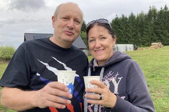 Bewohner stoßen mit Wasser an: Letztes Brunnendorf im Vogtland am Trinkwassernetz - Steffen Hüttel freut sich mit seiner Lebensgefährtin Beate Freund darüber, dass sein Haus nun über einen Trinkwasseranschluss verfügt.