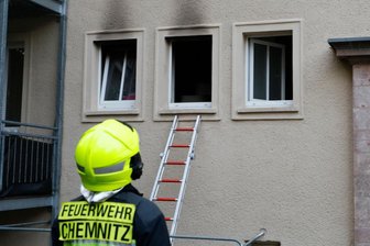 Bewohnerin bei Wohnungsbrand in Chemnitz verletzt - Ein Herd in einer Wohnung in Chemnitz hat Feuer gefangen.