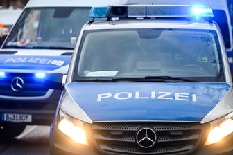 Bewusstlos geprügelter Polizist in Berlin: FSV Zwickau will Vorfälle aufarbeiten - 300 Polizeibeamte waren beim Viertligaspiel zwischen dem BFC Dynamo und dem FSV Zwickau im Einsatz.