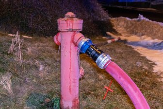 Bewusstloser in Hof aus brennendem Haus gerettet - Rettungskräfte bargen einen Bewusstlosen aus einem brennenden Haus und löschten den Brand.