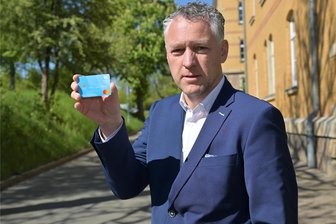 Bezahlkarte für Geflüchtete in Zwickau: Verbände kritisieren Bargeld-Limit - Der Landkreis Zwickau führte die Bezahlkarte für Geflüchtete Ende April ein – im Bild Landrat Carsten Michaelis.