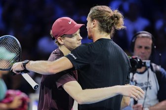 Bezahlsender Sky bricht erstmals mit Abo-Zwang - So können Tennis-Fans jetzt Zverev gegen Sinner live sehen - Beim „ATP-Turnier der Besten“ trifft Alexander Zverev (r.) am Mittwochabend im zweiten Gruppenspiel auf den Titelverteidiger und Topfavoriten Jannik Sinner. Bei Sky können Zuschauer jetzt auch nur dieses Einzelmatch buchen und live sehen.