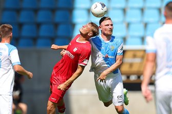 Bezirksderby FSV Zwickau gegen Chemnitzer FC verlegt: Wird die GGZ-Arena ausverkauft sein? - Auf rassige Zweikämpfe (hier Felix Pilger/links und CFC-Profi Robert Zickert) wie im Hinspiel dürfen sich die Fans am Sonntag in der Zwickauer GGZ-Arena freuen.