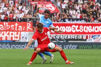 Bezirksderby zwischen FSV Zwickau und dem Chemnitzer FC termingenau angesetzt - Könnten auch im Rückspiel wieder im Zweikampf gegenüberstehen: Zwickaus Jahn Herrmann (vorn) und CFC-Profi Leon Damer.