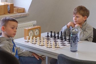Bezirkseinzelmeisterschaften im Schach: Zwei von drei Stollbergern sind weiter - Noah Vingl (r.) vom SKV 9Pins Stollberg hat die Qualifikation fürs Landesfinale geschafft.