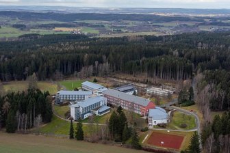 BG-Klinik in Dorfstadt wird zum Wellness-Center - Seit den 1950er Jahren wurden Wismutkumpel in Dorfstadt behandelt, später nutzte die DDR-Regierung das idyllisch gelegene Sanatorium. Von 1992 bis 2020 diente es als BG-Klinik. Jetzt wird ein neues Kapitel in der Geschichte der Einrichtung aufgeschlagen. 