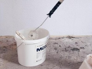 BGH: Mieter müssen bunte Wände wieder hell überstreichen -  Wer die Wände seiner Wohnung in kräftigen Farben gestrichen hat, muss vor dem Auszug erneut zum Pinsel greifen.