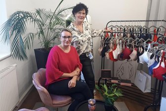 BH-Studio statt Baubranche: Unternehmerin plant Neueröffnung in Stollberg - Susanne Kölbl (l.) mit ihrer ersten Franchise-Nehmerin Kerstin Bleyl neben einigen der BHs, die künftig in Stollberg angeboten werden.