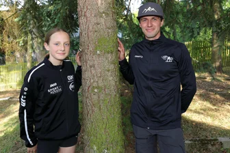 Biathleten aus dem Erzgebirge auf nationaler Bühne gefordert - Natalie Steeger, hier mit PSV-Abteilungsleiter Christian Kreyßel, war beim deutschen Schülercup am Start.