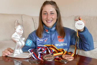 Biathletin aus dem Erzgebirge feilt an ihrem Olympia-Traum - Stolz präsentiert Rosalie Unglaube die Trophäen, die sie in diesem Winter erkämpft hat.