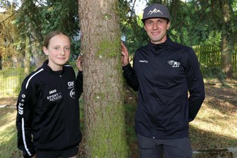 Biathletin aus dem Erzgebirge wechselt an die Sportschule – warum das auch finanziell ein Kraftakt ist - Abteilungsleiter Christian Kreyßel freut sich mit Natalie Steeger über deren Sprung an die Sportschule.