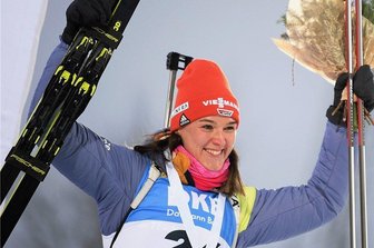 Biathletin Denise Herrmann: Verheißungsvoller Start mit Luft nach oben - Denise Herrmann strahlte beim Sprung auf das Podest. 