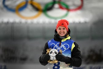 Biathletin Denise Herrmann vom WSC Erzgebirge Oberwiesenthal schafft Einmaliges - Denise Herrmann vom WSC Erzgebirge jubelt bei der Flower Ceremony über den Gewinn der Goldmedaille.