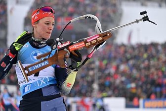 Biathletin Herrmann-Wick holt in Oberhof Silber in WM-Verfolgung - Denise Herrmann-Wick (l) aus Deutschland am Schießstand in der Lotto Thüringen Arena am Rennsteig.