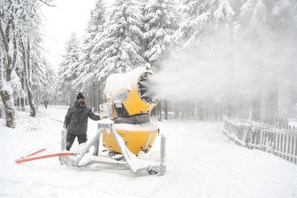 Biathlon im Bilderbuchbusch: Deutsche Meisterschaft am Fichtelberg - An den vergangenen Tagen liefen aufgrund der ordentlichen Kältegrade die Schneekanonen in der Skiarena auf Hochtouren. Pistenchef Enrico Anfelder und seine Helfer konnten beste Bedingungen schaffen.