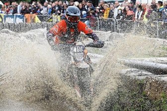Biathlon-Olympiasieger glänzt nun im Sattel - Nach seiner Enduro-Premiere im Vorjahr meisterte Ex-Biathlet Michael Rösch auch diesmal in Lichtenberg jedes Hindernis. 