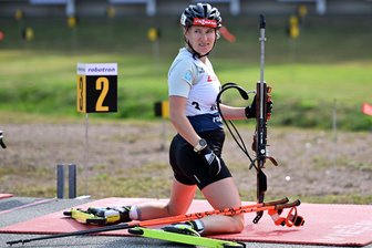 Biathlon: Über Hochzeiten, Babys und das Liebes-Aus für einen Olympiasieger - Die werdende Mama Janina Hettich-Walz - hier bei den Deutschen Meisterschaften Ende August in Altenberg schwanger am Schießstand - pausiert im kommenden WM-Winter.