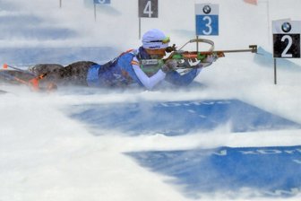 Biathlon-Weltcup in Oberhof künftig im März statt im Januar: Ist der neue Termin ein guter? - Macht nicht wirklich Spaß. Ein Biathlet trainiert im Schneetreiben in der Arena am Rennsteig.